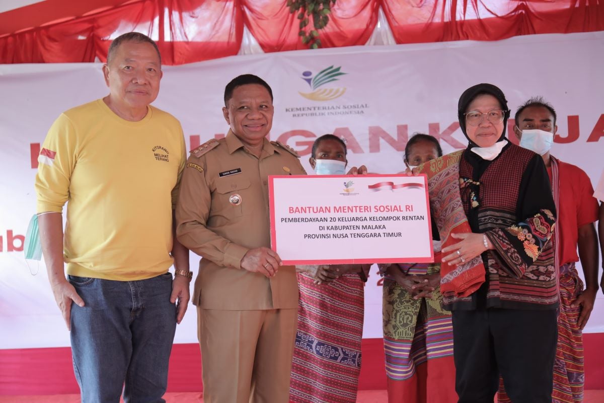 Menteri Sosial Tri Rismaharini menyerahkan 20 rumah tahan gempa kepada warga Malaka, NTT.