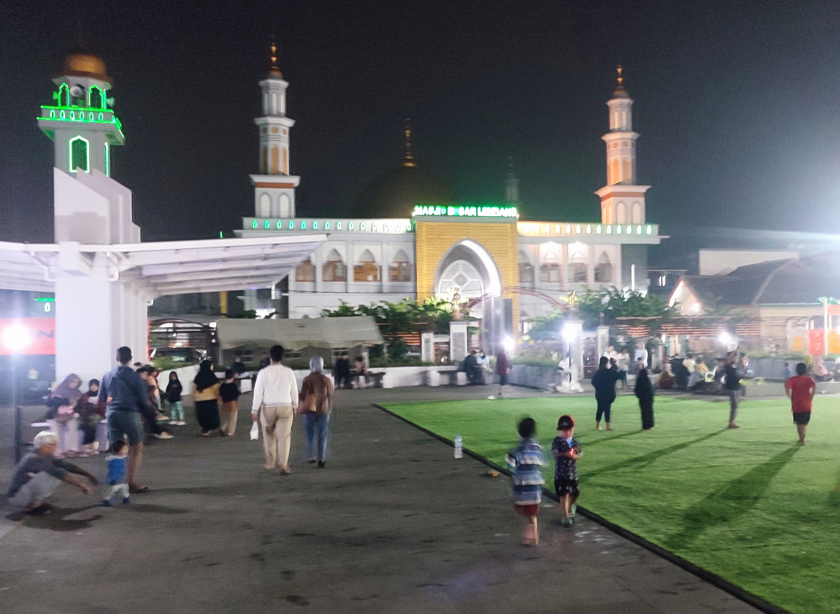 Warga menikmati suasana di Alun-alun Lembang