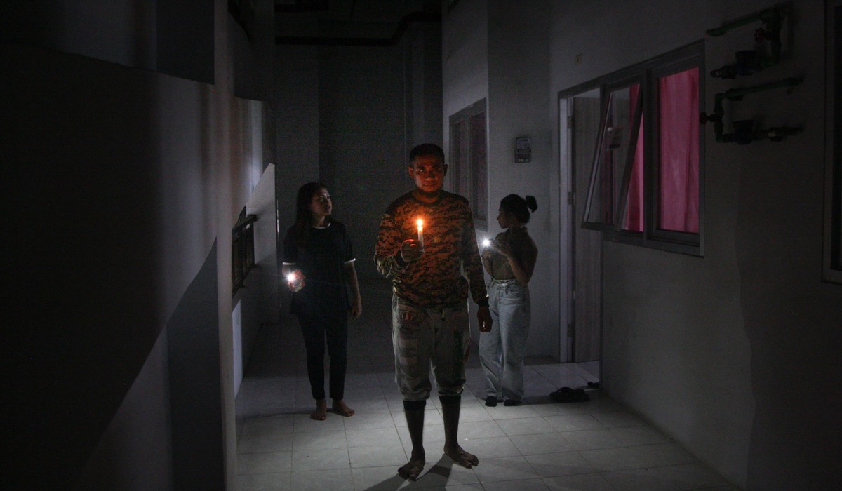 Warga menyalakan lilin saat beraktivitas di dalam hunian Kampung Susun Bayam (KSB) di Papanggo, Tanjung Priok, Jakarta Utara.
