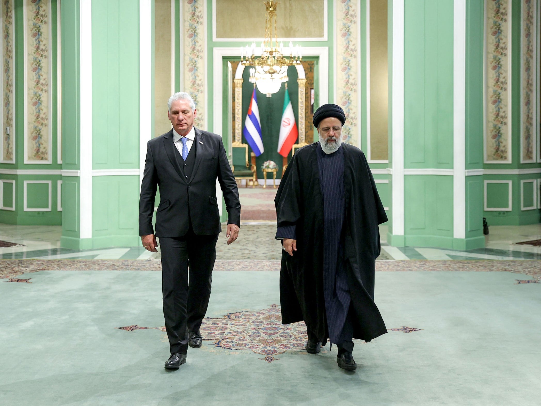 Presiden Iran Ebrahim Raisi (kanan) bertemu dengan Presiden Kuba Miguel Diaz-Canel di istana presiden, Teheran, Senin (4/12). 