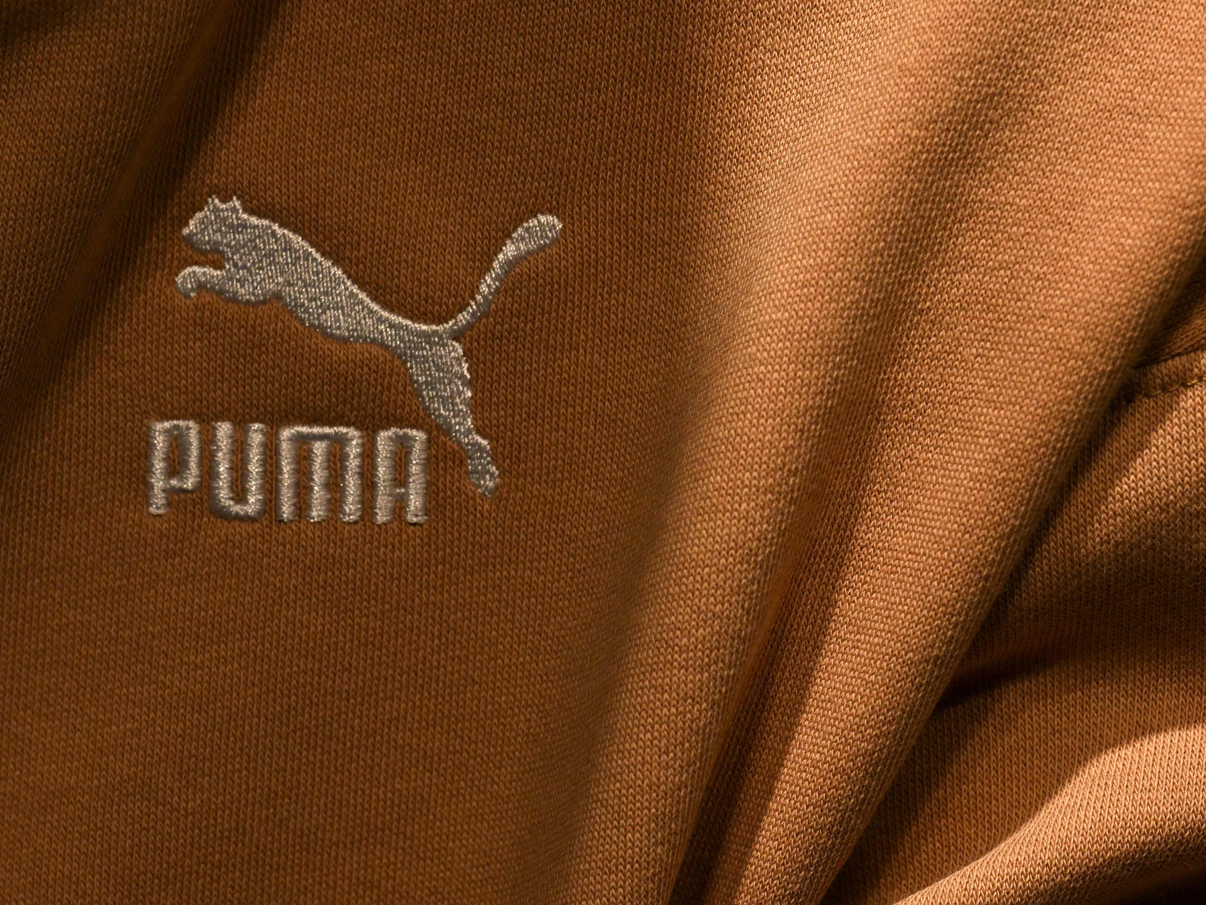 Logo pembuat pakaian olahraga Jerman, Puma.