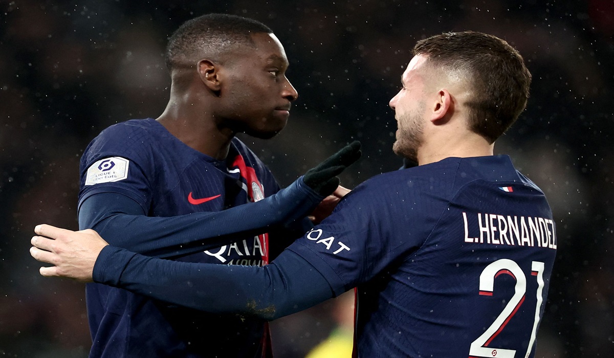 Penyerang Paris Saint-Germain Randal Kolo Muani (kiri) melakukan selebrasi usai mencetak gol ke gawang Nantes di laga Ligue 1.