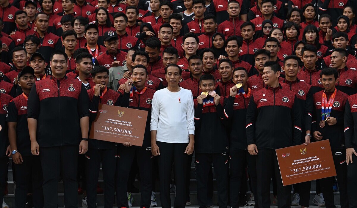 Presiden Jokowi, Menpora, dan Ketua NOC Indonesia beserta para atlet nasional Indonesia.