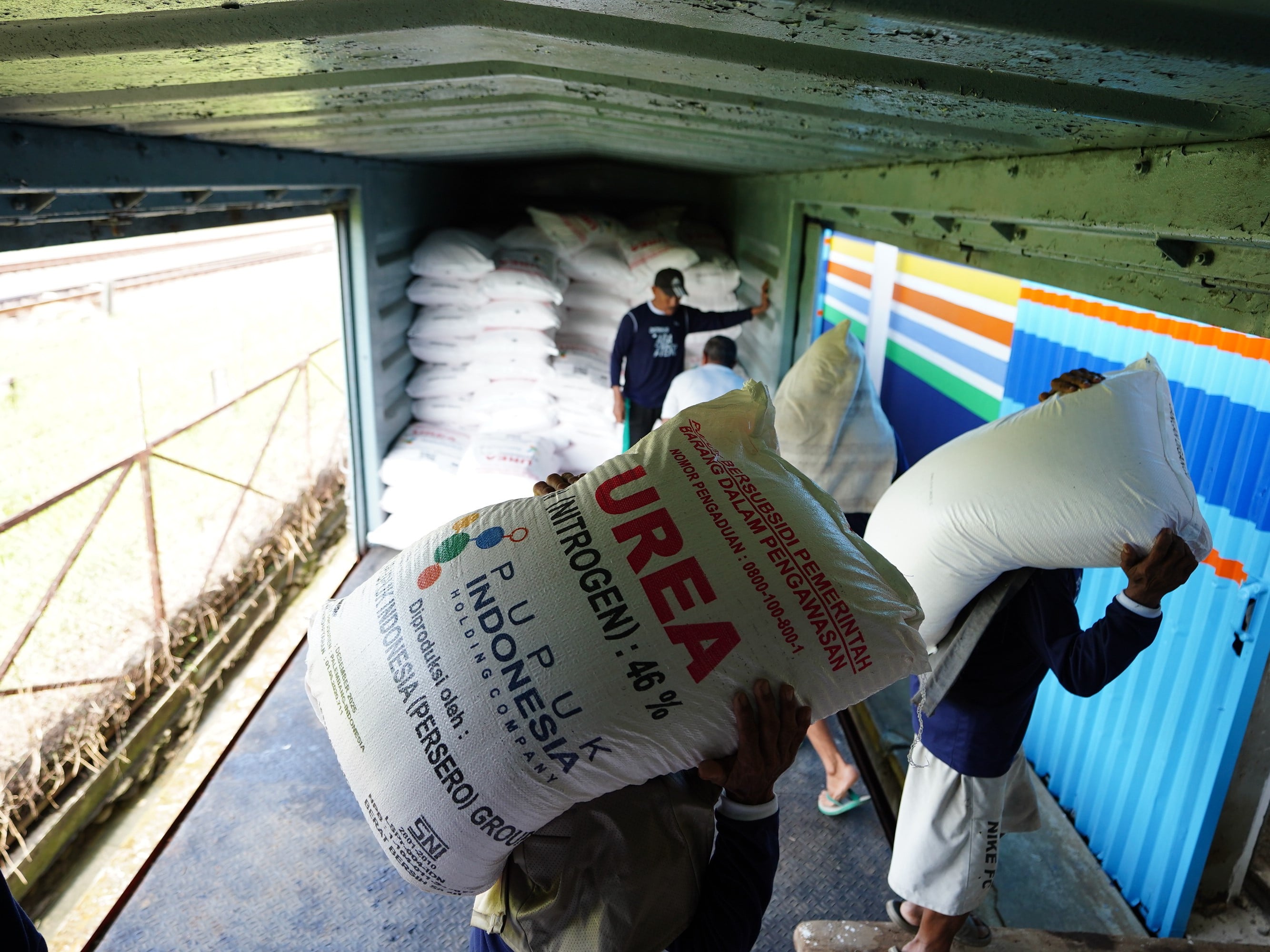  Sampai dengan 29 Desember 2023, ketersediaan pupuk bersubsidi dan pupuk nonsubsidi tercatat sebesar 1.741.050 ton. 