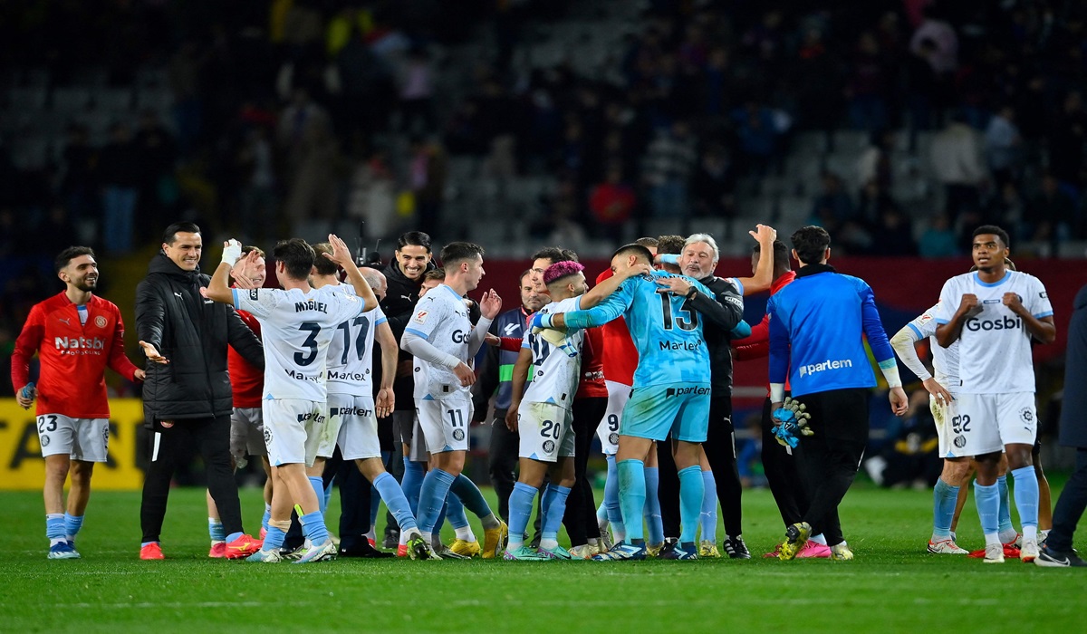 Para pemain Girona melakukan selebrasi usai menang atas Barcelona di laga La Liga.