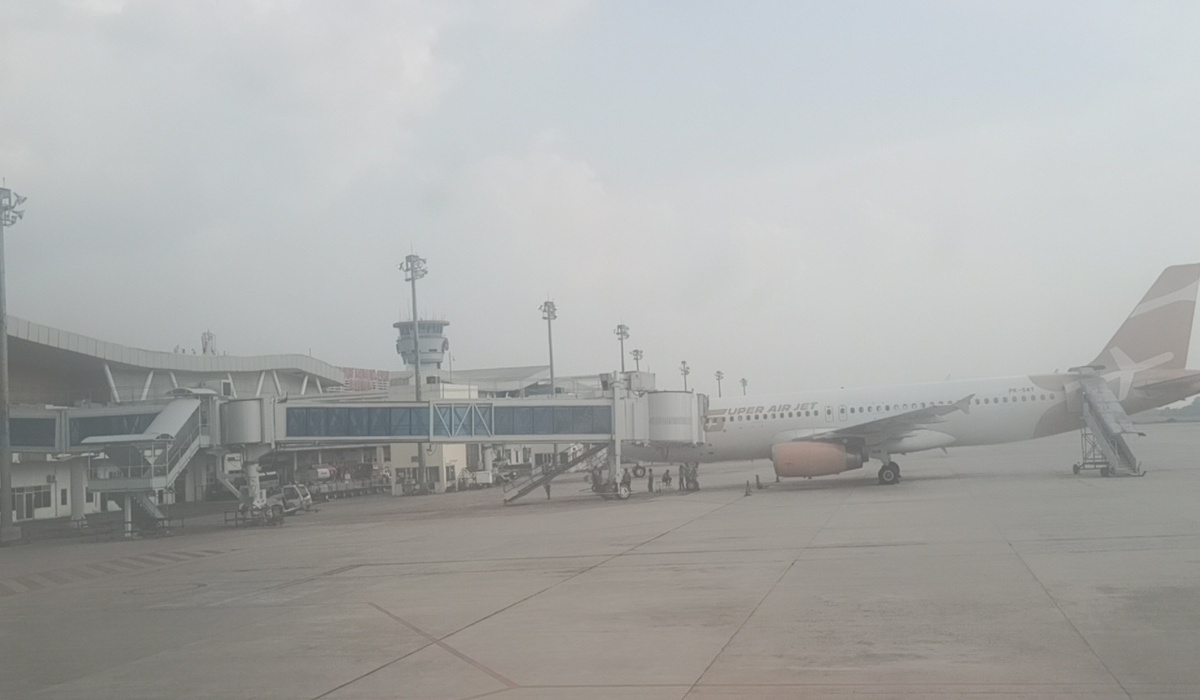 Abu vulkanik dari erupsi gunung Marapi memenuhi lingkungan Bandara Internasional Minangkabau.