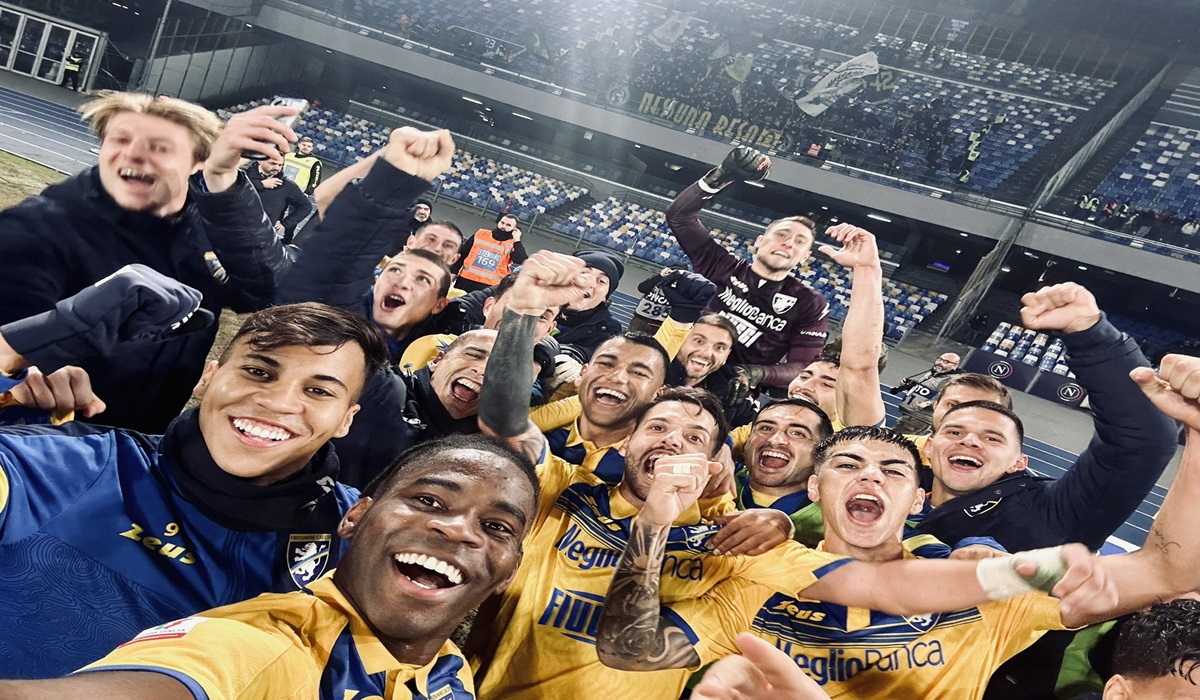 Para pemain Frosinone melakukan selebrasi usai menang atas Napoli di ajang Coppa Italia.