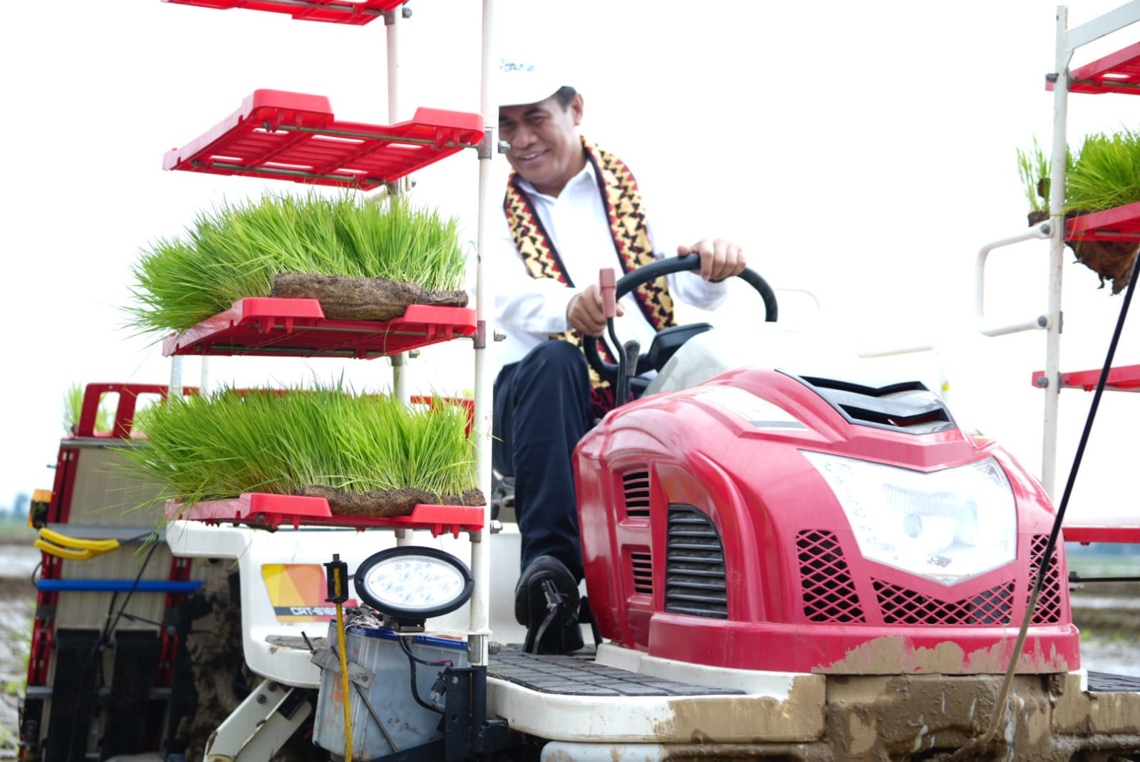 Mentan Andi Amran Sulaiman saat melakukan kunjungan kerja ke Kelurahan Adipuro, Kecamatan Trimujo, Lampung Tengah, Lampung.