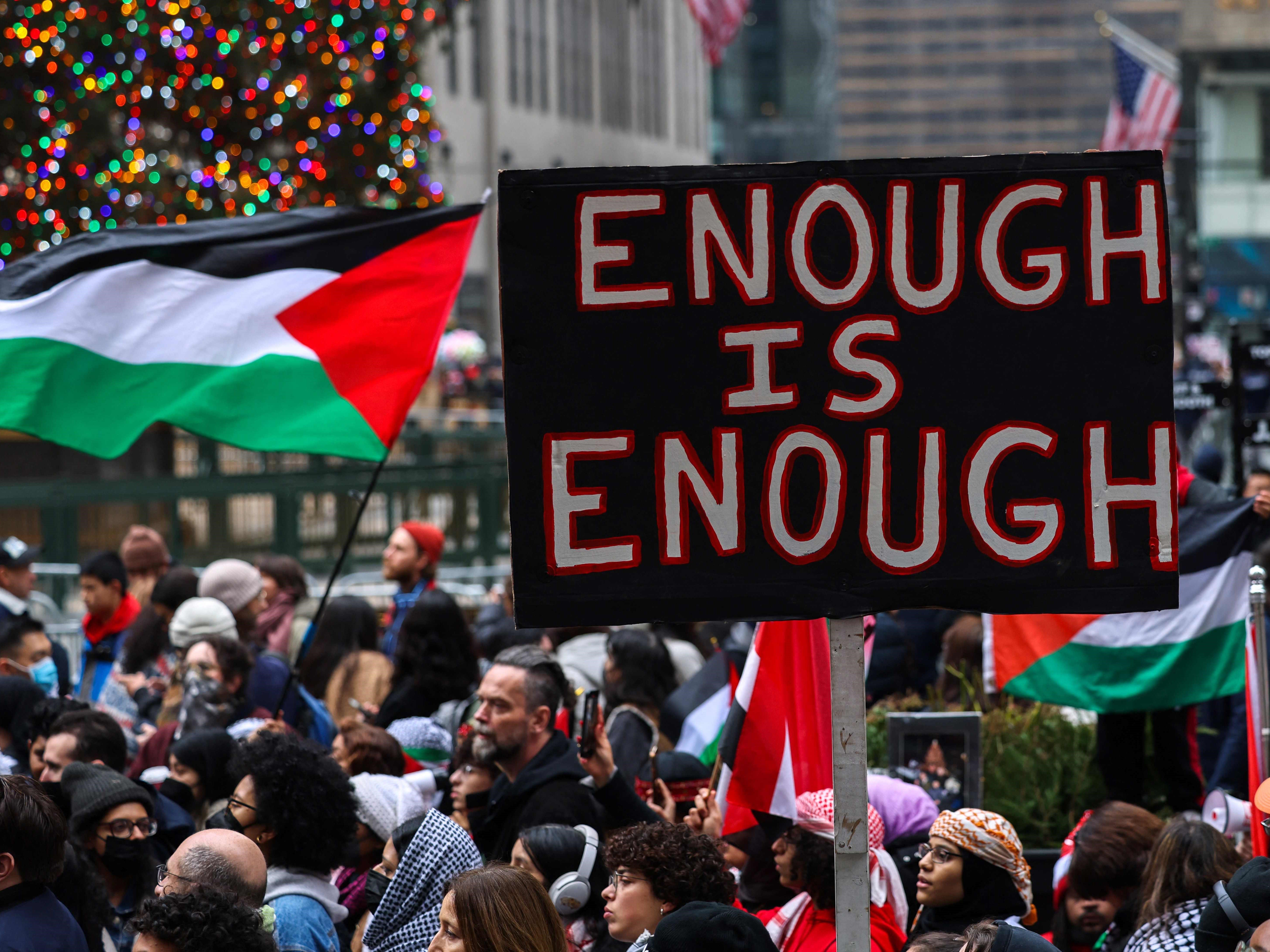 Para pengunjuk rasa mengibarkan bendera Palestina memberikan dukungan terhadap Gaza di New York, AS, 25 Desember 2023.