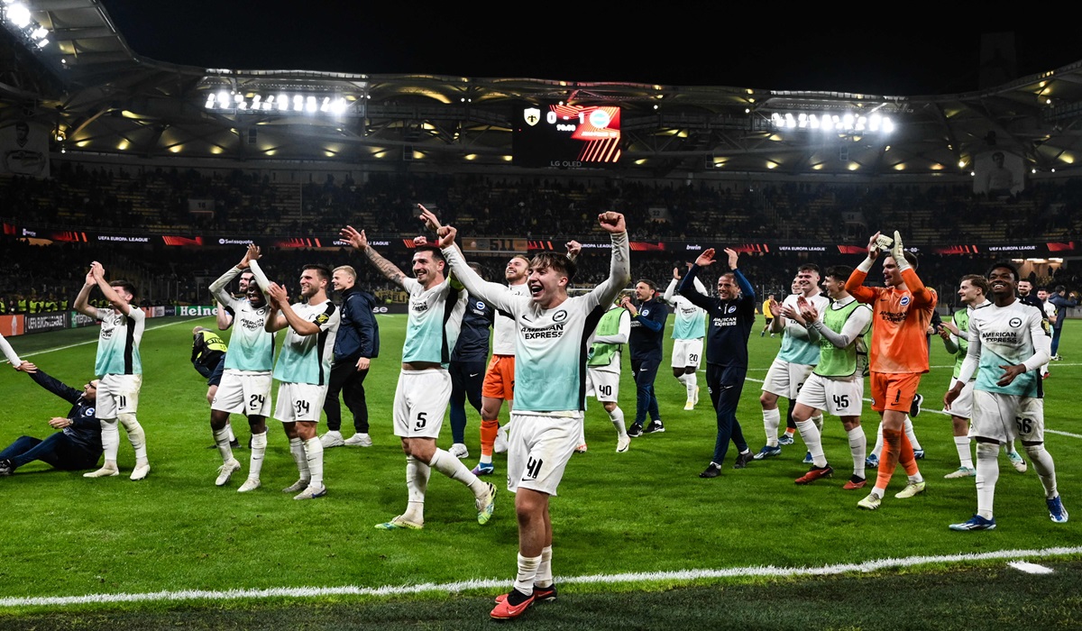 Para pemain Brighton and Hove Albion melakukan selebrasi usai mengalahkan AEK Athens di laga Liga Europa.