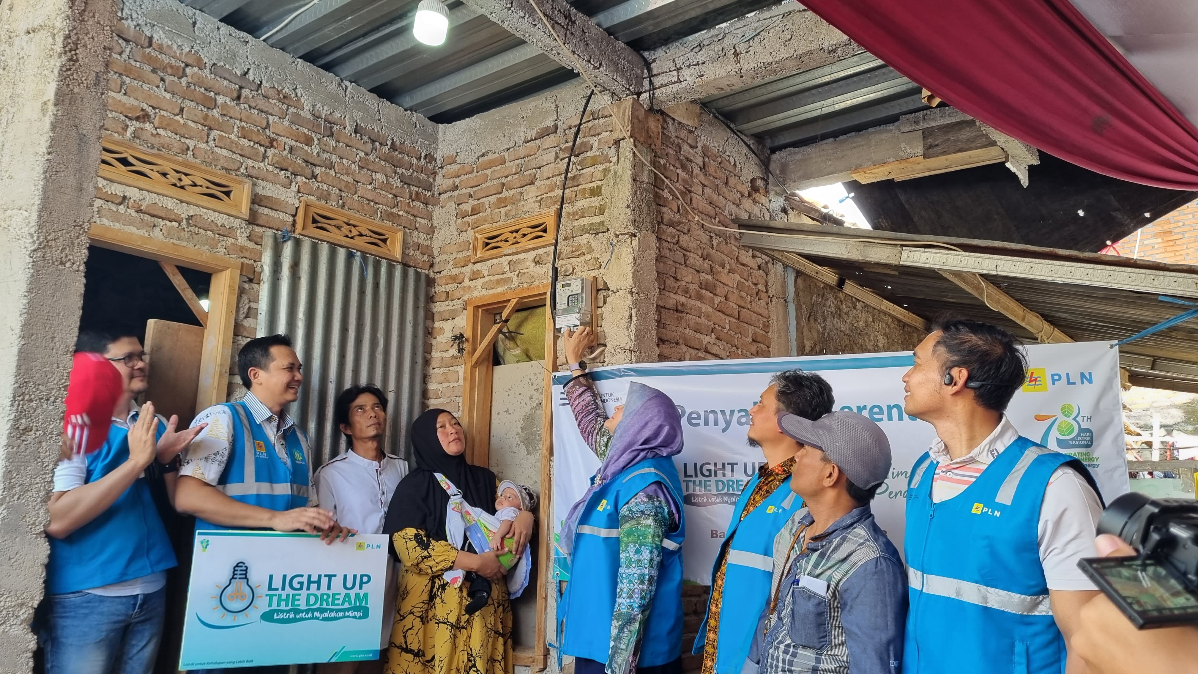 Penyambungan gratis saluran listrik di salah satu rumah di Bandung