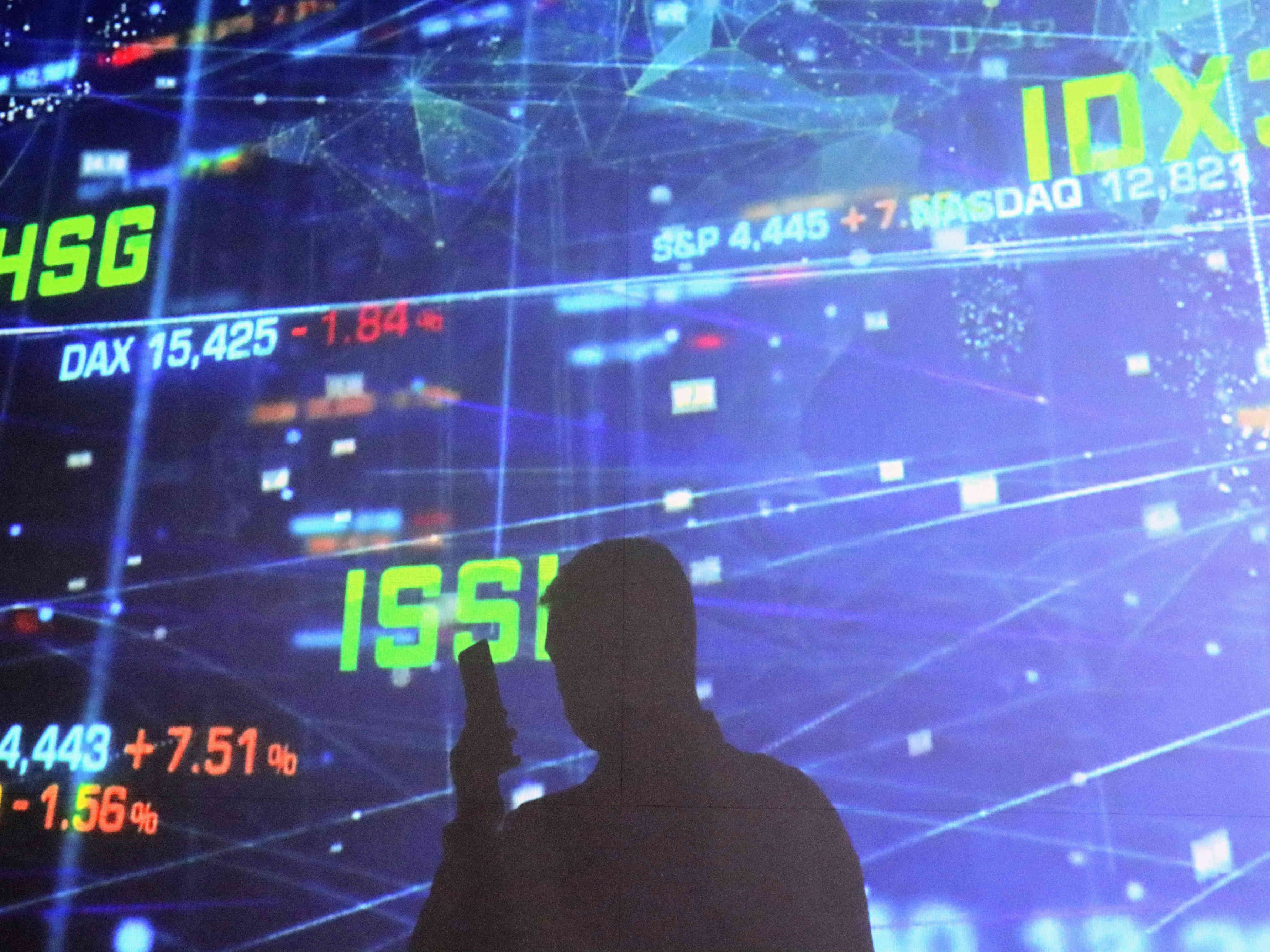 Layar informasi pergerakan Indeks Harga Saham Gabungan (IHSG) di Bursa Efek Indonesia, Jakarta, Kamis (12/10/2023). 