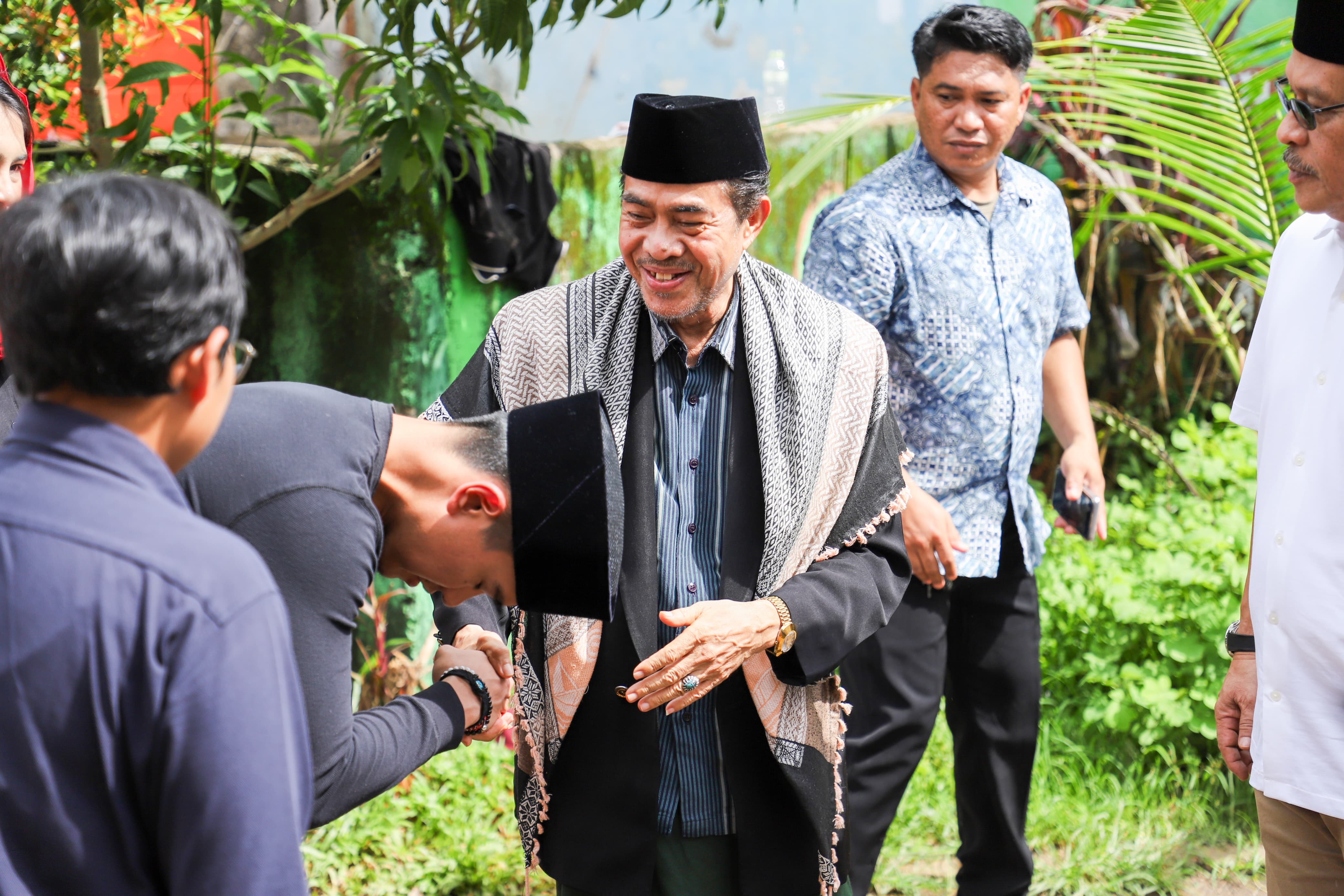 Ketua Umum PSI Kaesang Pangarep mencium tangan Pimpinan Ponpes Ulumul Quran DDI Hasanuddin K.H. Muh. Nursyamsi Andi Pawawoi