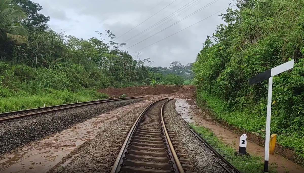 Sejumlah kereta api dengan tujuan dan keberangkatan dari stasiun Daop 6 Yogyakarta harus memutar karena jalur kereta api terkena longsor.