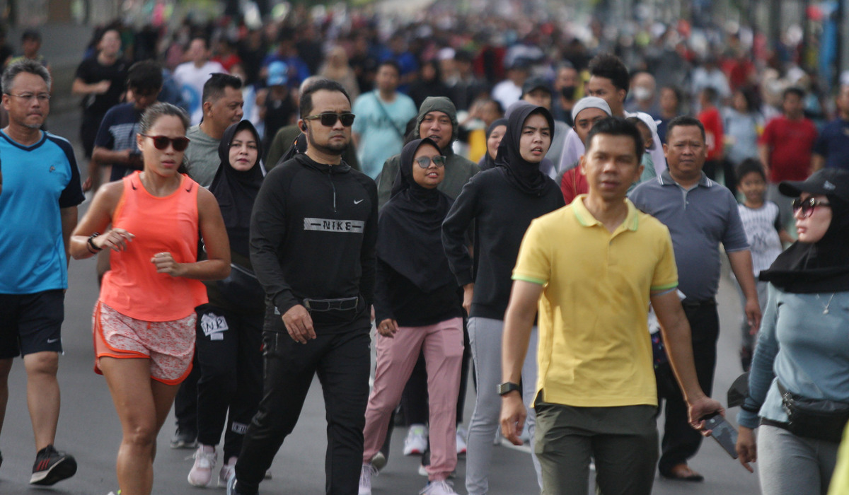 Warga beraktivitas di arena car free day (CFD) di kawasan Bundaran HI, Jakarta.