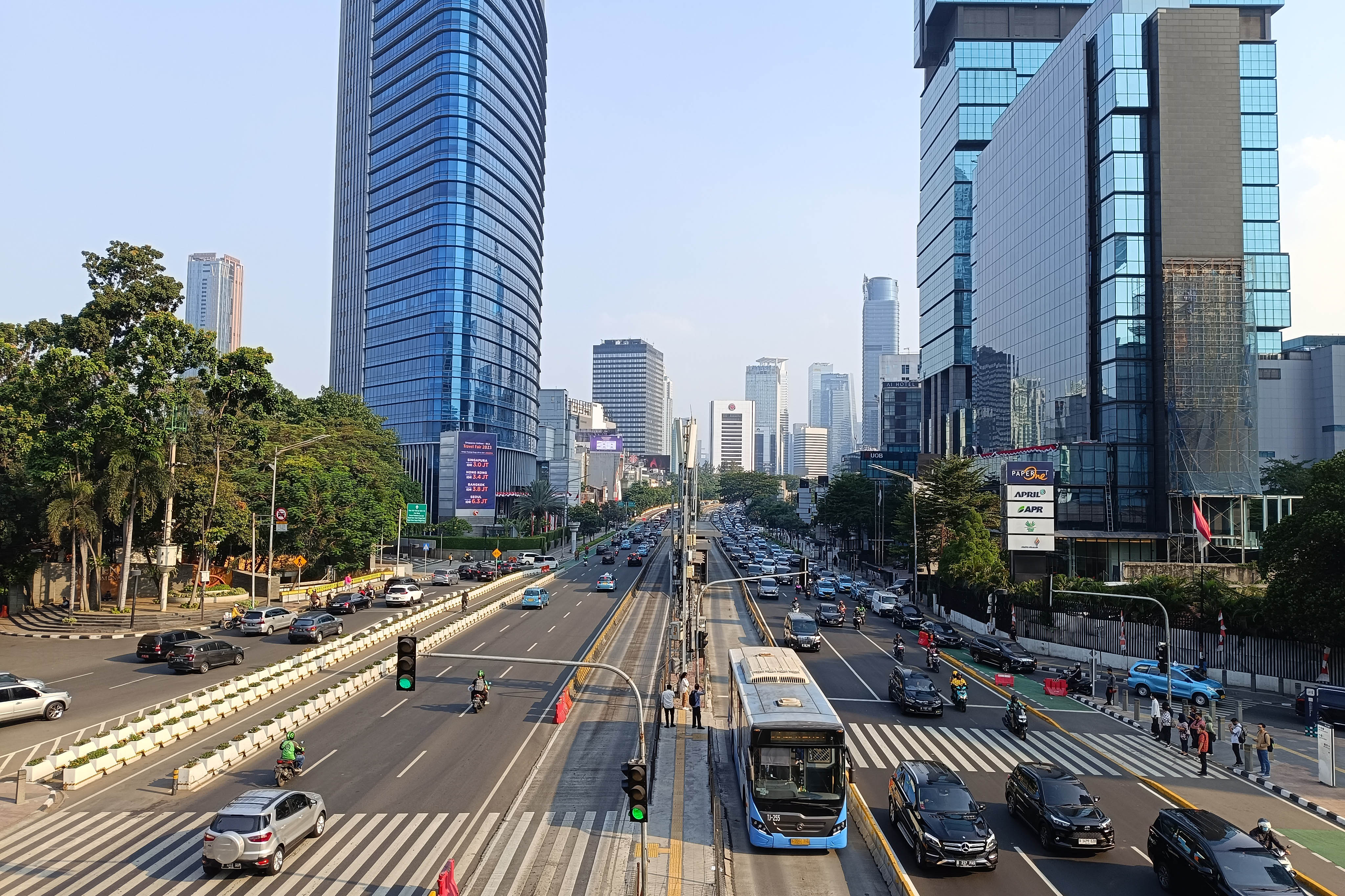  Bus Transjakarta melintas menuju halte Tosari