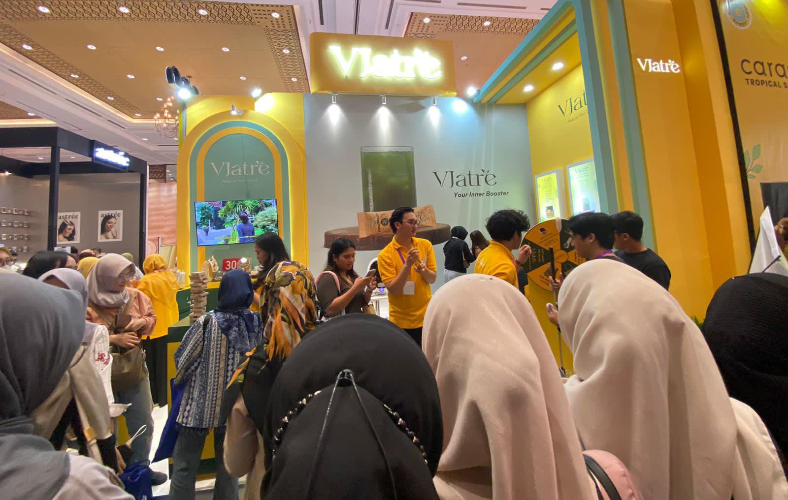 Pengunjung Booth Vjatre di acara Jakarta X Beauty (JXB) 2023 yang diselenggarakan pada 14 – 17 Desember 2023 di JCC Senayan, Jakarta.