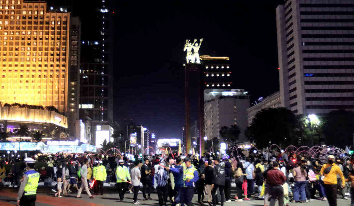 Warga memadati kawasan jalan Sudirman-Thamrin di malam tahun baru 2023.