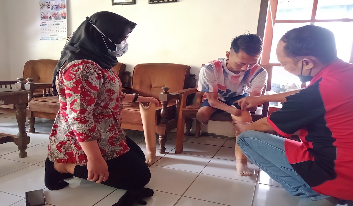 SiCepat berikan 150 alat bantu jalan pada penyandang disabilitas