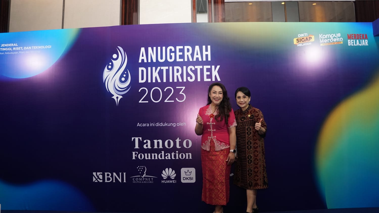 Rektor Ukrida Wani Devita Gunardi (kanan) bersama Wakil Rektor I Ukrida Lidia Sandra usai menerima Anugerah Diktiristek 2023. 
