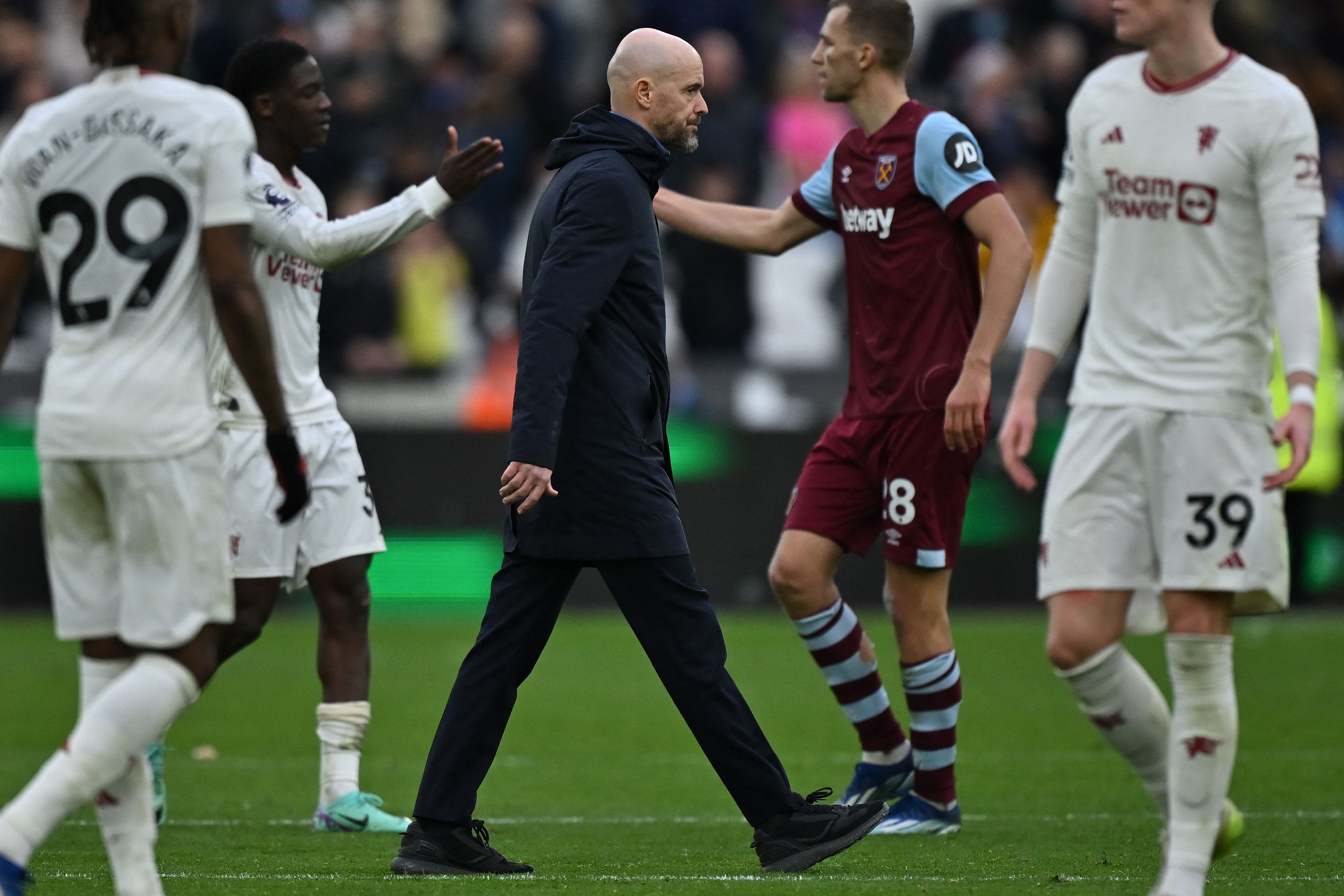 Erik ten Hag berjalan melintasi lapangan setelah pertandingan Liga Primer Inggris antara West Ham United dan Manchester United