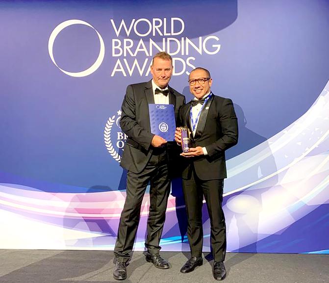 Michael Cohen (kiri), Head of Commercial MR.DIY Indonesia, memegang penghargaan World Branding Award (WBA).