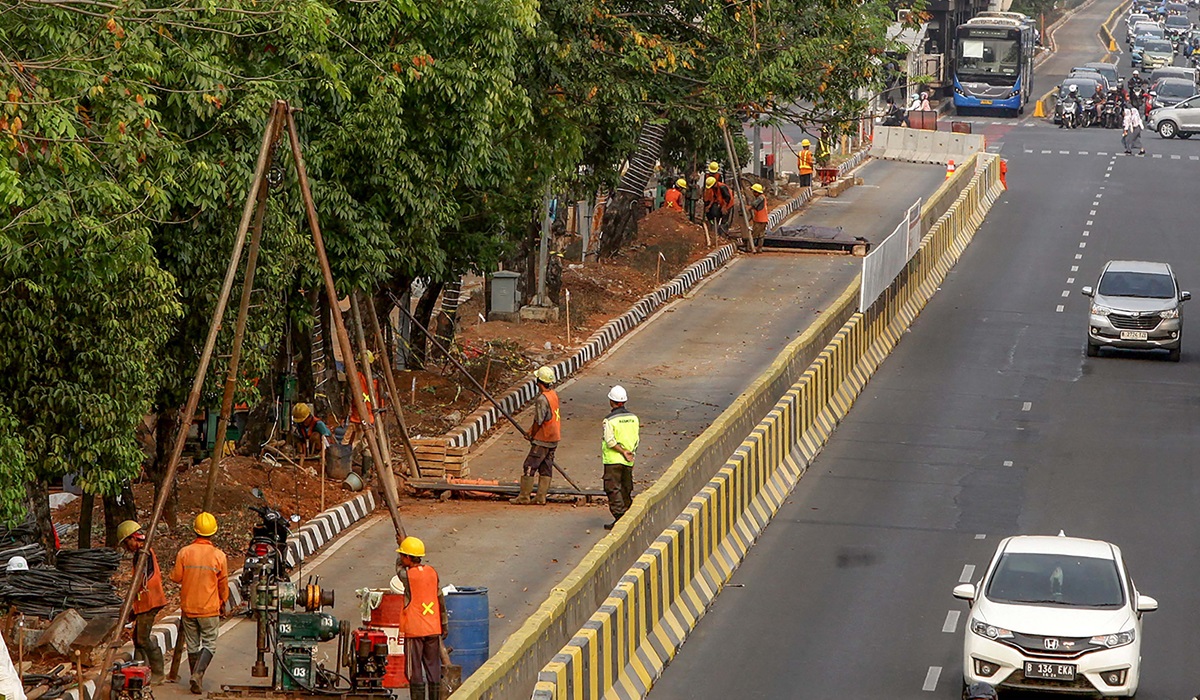 Pekerja mengerjakan tahap awal proyek pembangunan LRT Jakarta Fase 1B rute Velodorome-Manggarai di Jalan Pemuda, Rawamangun, Jakarta Timur.