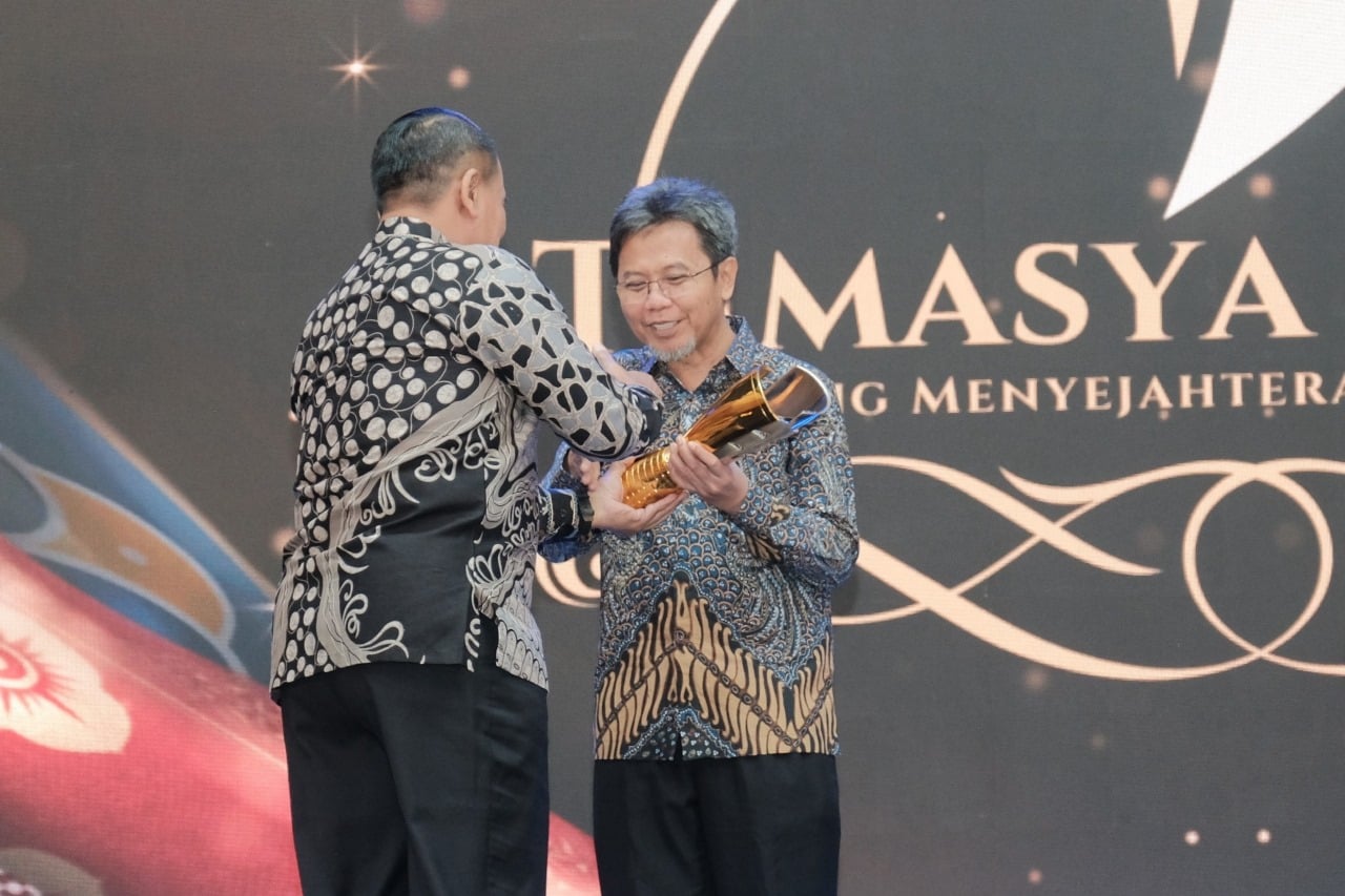 Direktur Operasi PT Semen Gresik, Benny Ismanto (kanan) menerima penghargaan Tamasya Award 2023