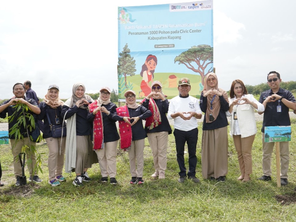 Bakti Srikandi Taspen Selamatkan Bumi Tanam Pohon di Kupang