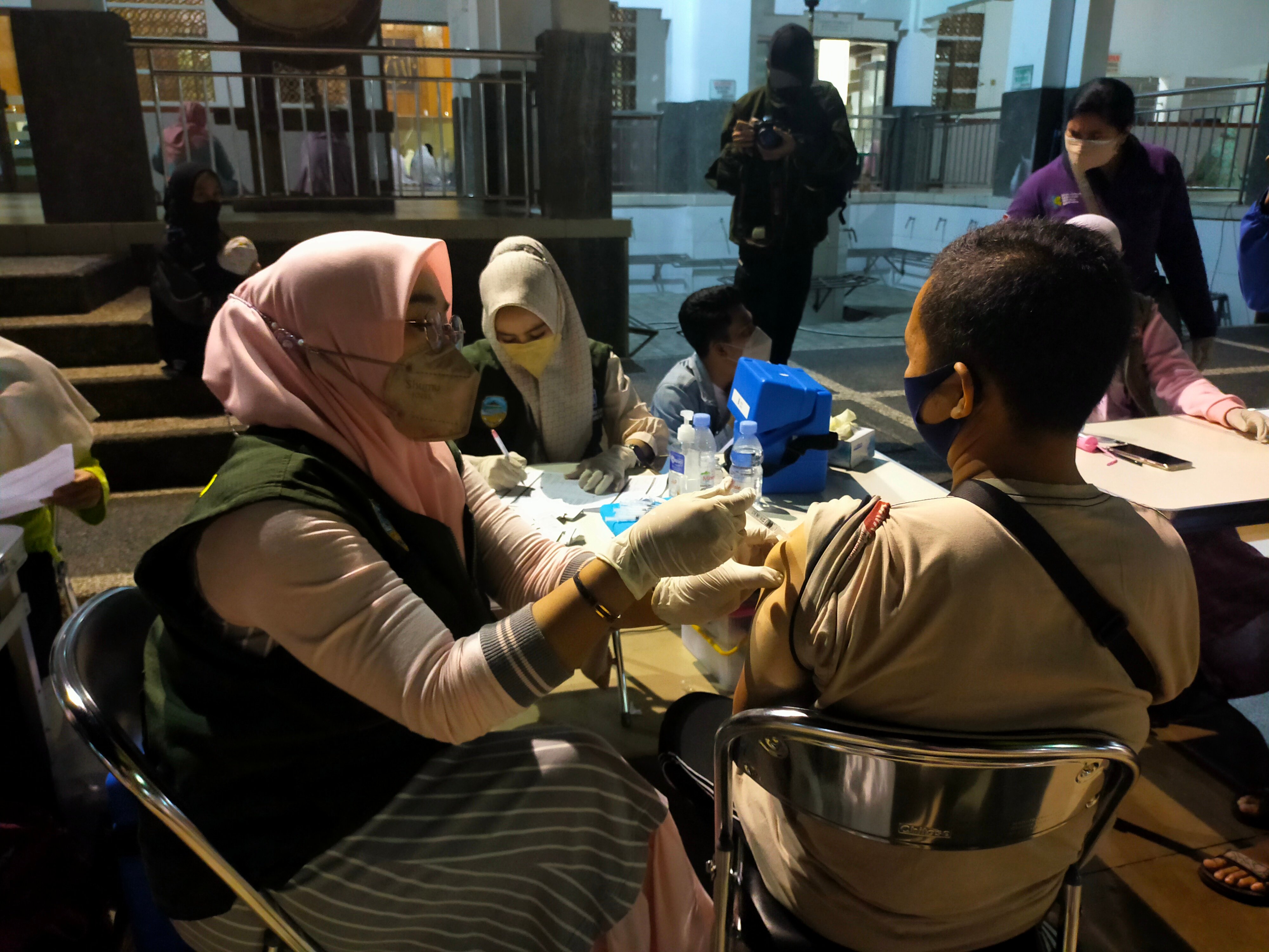 Warga di Kota Tasikmalaya mendapat vaksinasi covid-19