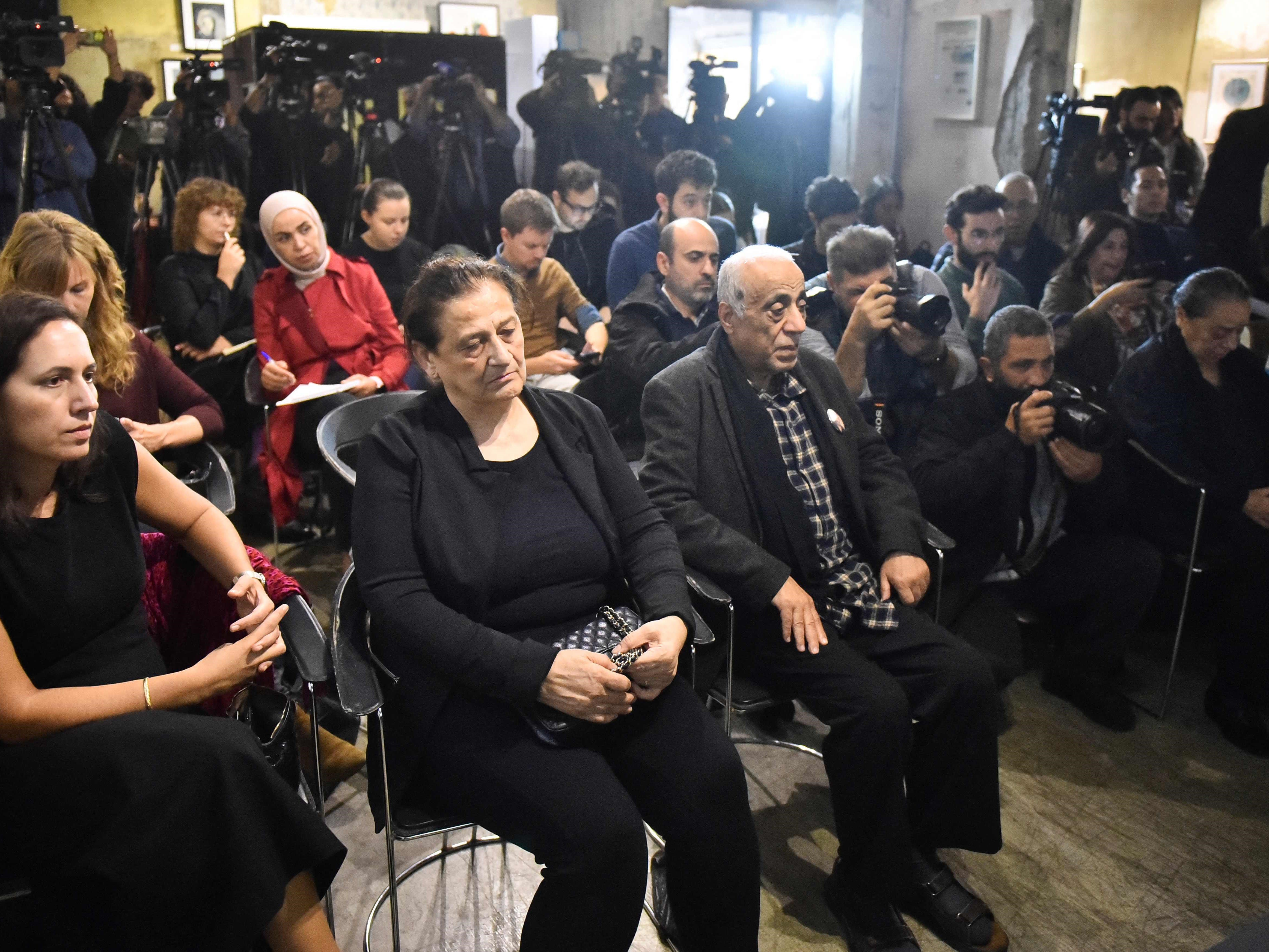 Jurnalis dan keluarga korban menghadiri konferensi pers bersama yang diadakan oleh Human Rights Watch dan Amnesty International di Beirut.