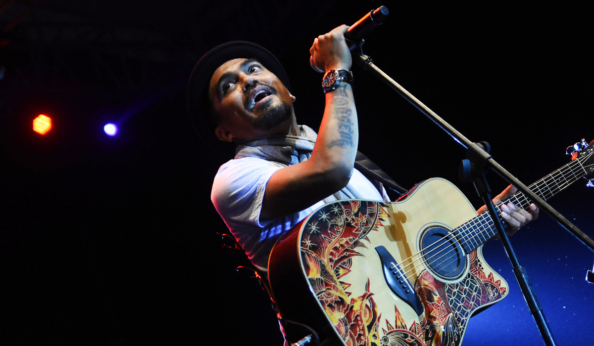 Penyanyi Glenn Fredly tampil di atas panggung pada hari pertama pagelaran musik Jazz Traffic Festival 2016 di Surabaya.