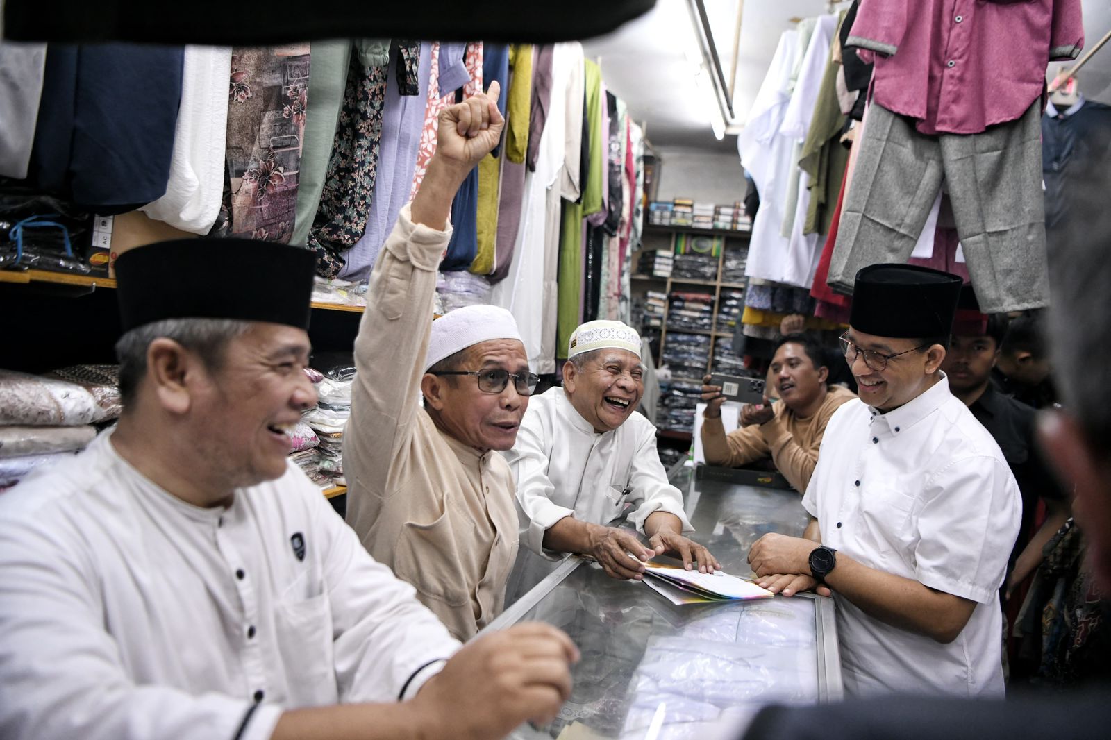 Calon Presiden (Capres) Anies Baswedan menerima keluhan dari sejumlah pedagang pakain di Pasar Baru Karawang, Jawa Barat