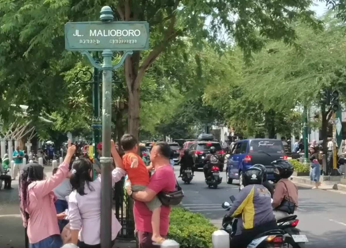 Kawasan Malioboro, DIY, ramai dikunjungi wisatawan saat libur Natal berbarengan dengan libur sekolah, Selasa (26/12).