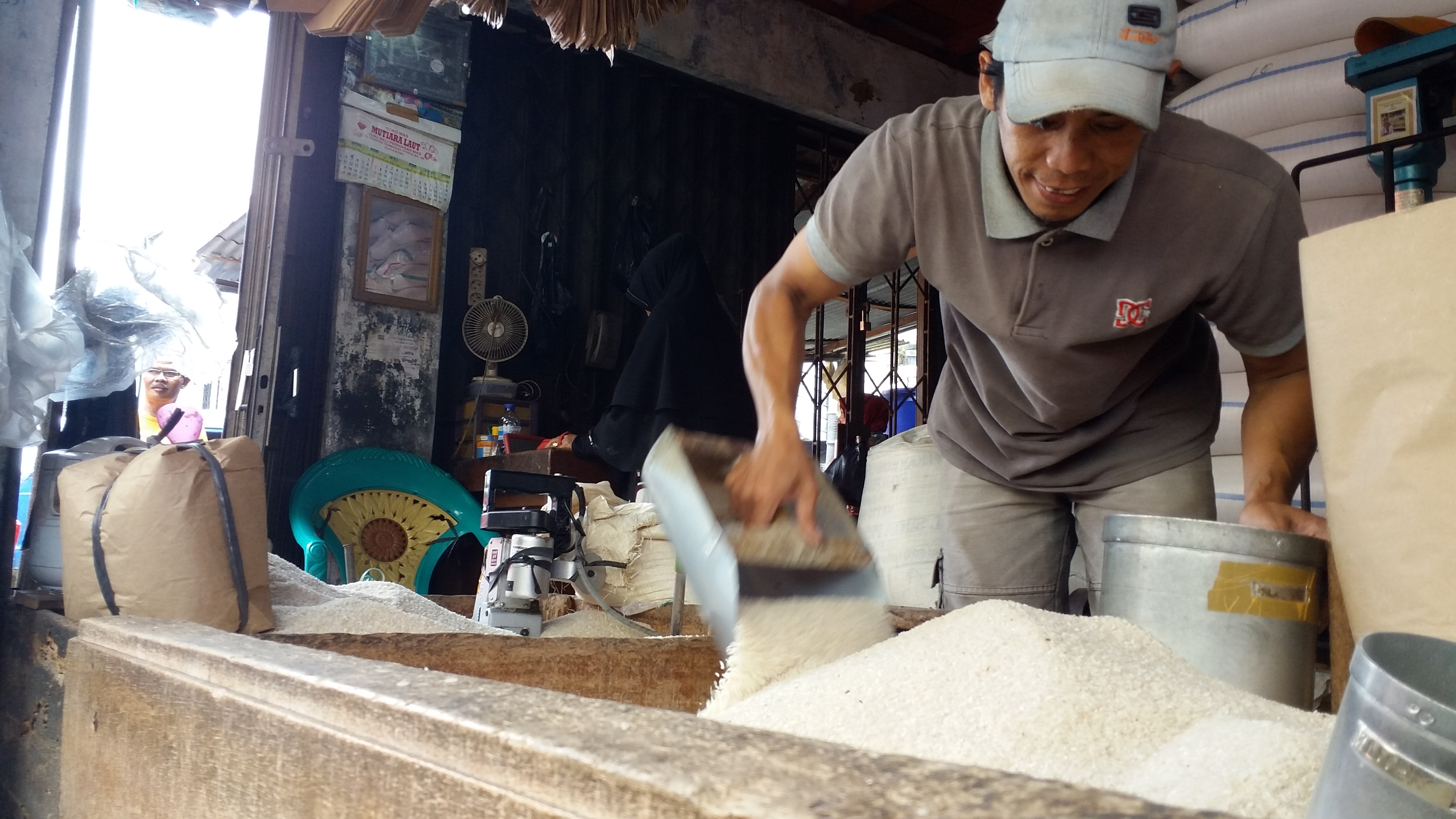 Seorang pedagang beras di Kota Sukabumi tengah menyiapkan barang dagangannya.
