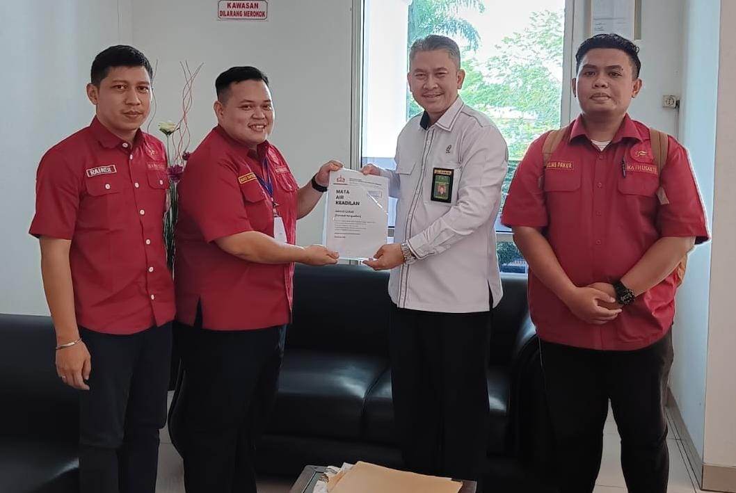 Penyerahan dokumen amicus curiae oleh pengurus IKA FH Trisakti kepada Kepala Humas PN Jakarta Timur Hakim Donny Dortmund SH MH.