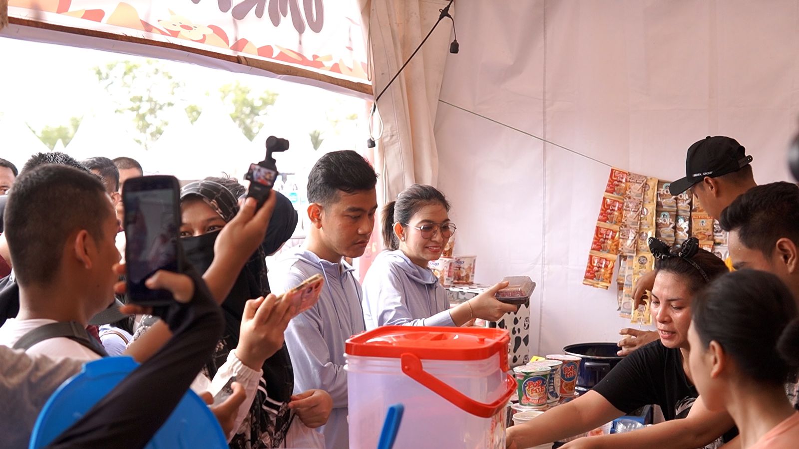 Gibran beserta istri ikuti jalan sehat dan mengunjungi bazar UMKM pada Batfest 2023 di Kabupaten Tanah Bumbu,Kalimantan Selatan (31/12/2023)