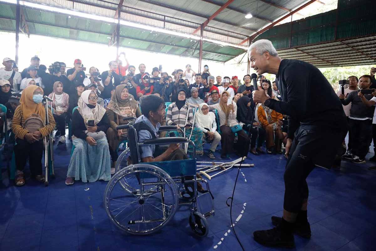 Ganjar Pranowo mendengarkan keluhan para penyandang disabilitas Mataram terkait kesetaraan hak aksesibilitas di ruang publik.