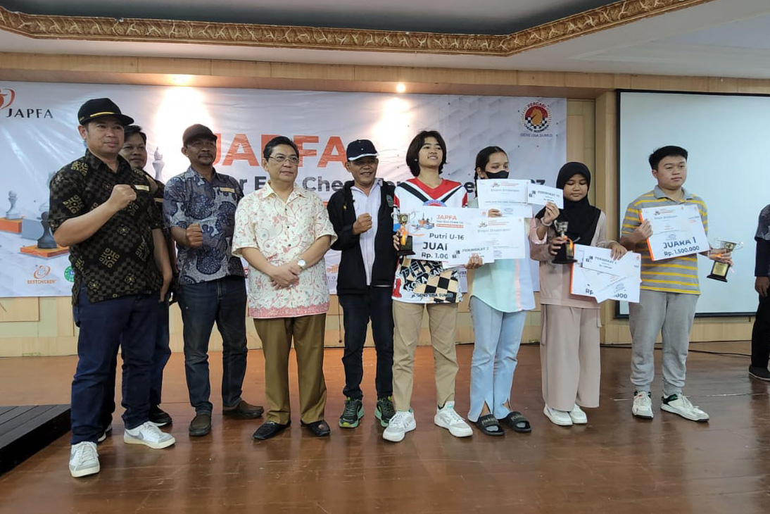 Ketua Umum Percasi GM Utut Adianto berfoto dengan para pemenang Japfa Year End Chess Tournament 2023.