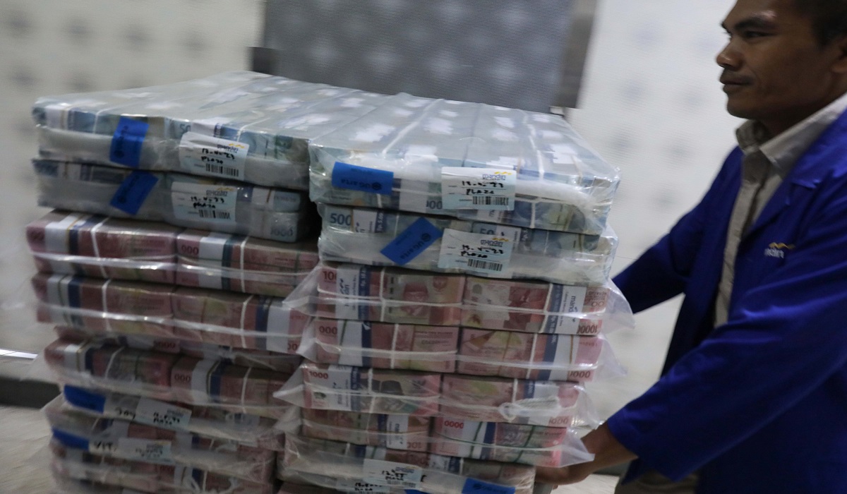 Petugas menyiapkan kebutuhan uang tunai