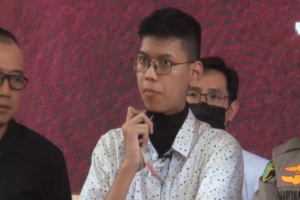 Sultan Rifat korban jeratan kabel fiber optik di Jaksel saat kepulangannya dari rumah sakit, Selasa (12/12).