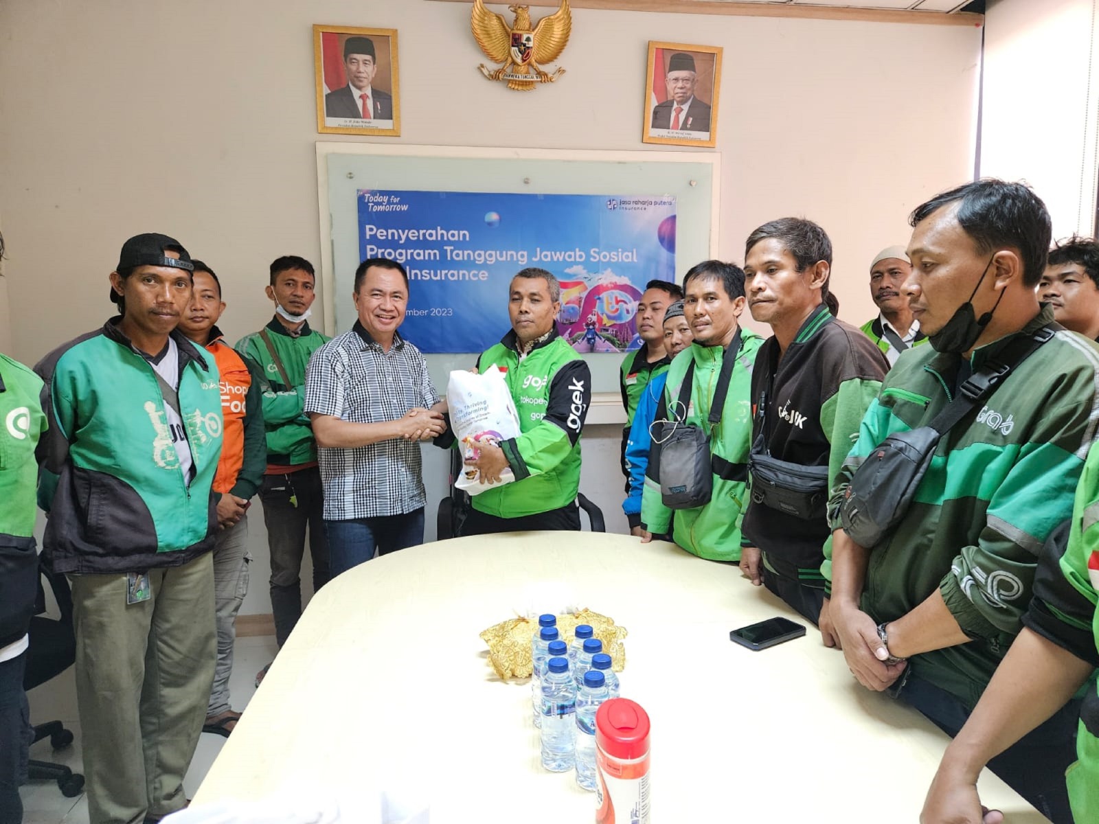 Memperingati HUT tersebut, Jasa Raharja Putra memberikan santunan berupa sembako dan asuransi gratis kepada pengemudi ojol.