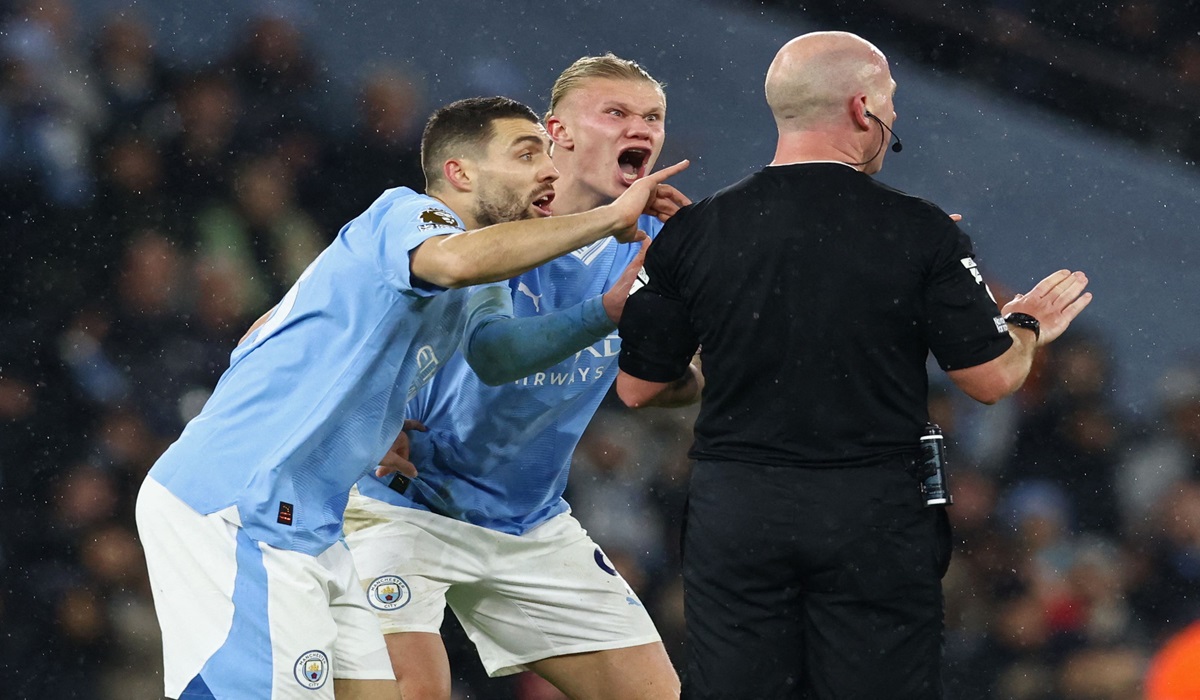 Pemain Manchester City Mateo Kovaciv dan Erling Haaland memprotes wasit Simon Hooper di laga Liga Primer Inggris melawan Spurs.