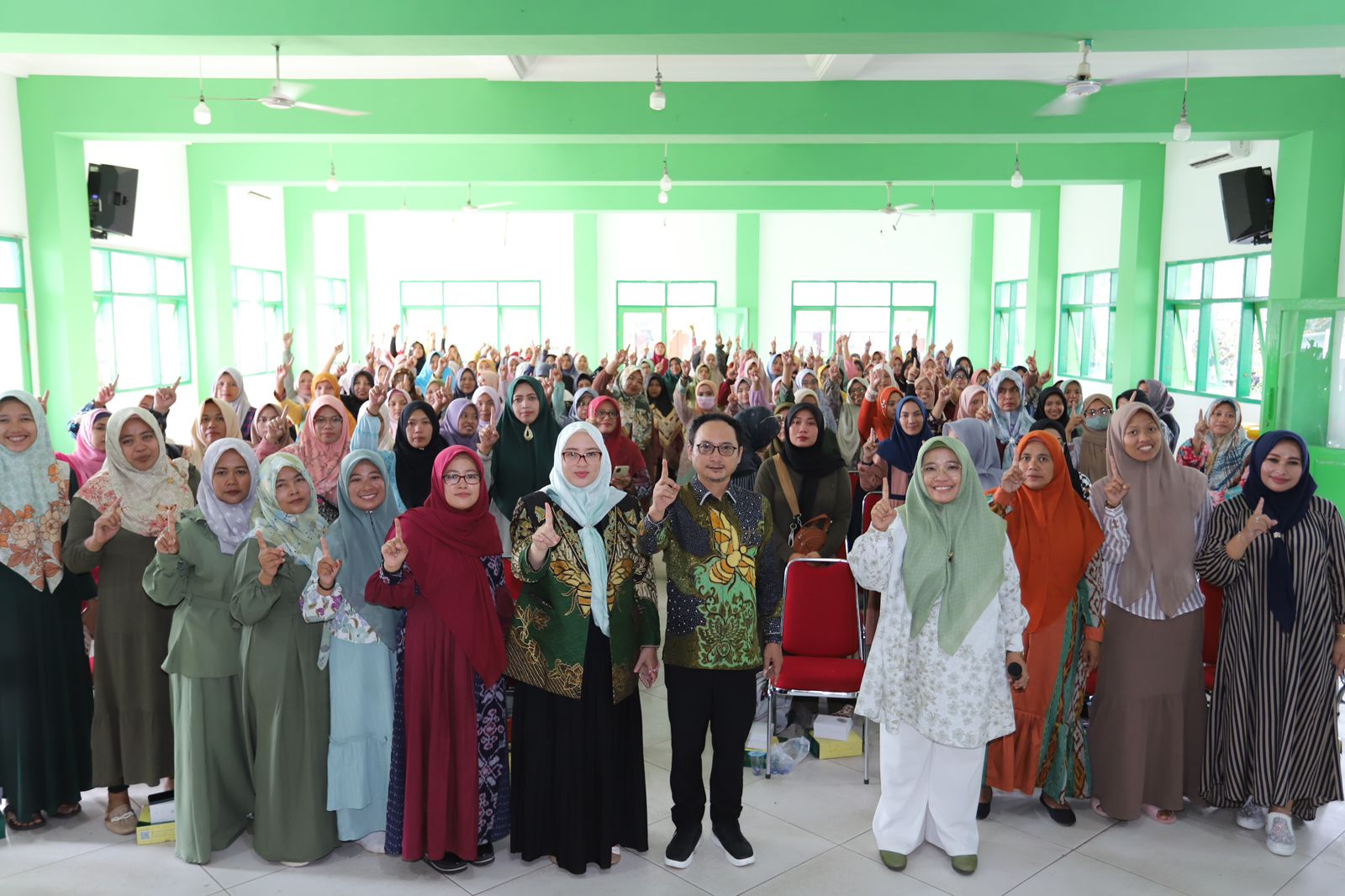 Emak-emak di Malang Raya dikukuhkan jadi juru bicara (jubir) pasangan capres dan cawapres Anies Baswedan-Muhaimin Iskandar (Amin)