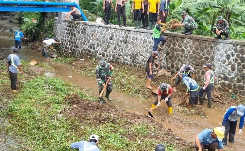 Kerja bakti jajaran Kodim 0606/Kota Bogor, Jawa Barat.