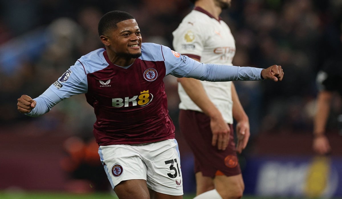 Penyerang Aston Villa Leon Bailey melakukan selebrasi usai menjebol gawang Manchester City di laga Liga Primer Inggris.