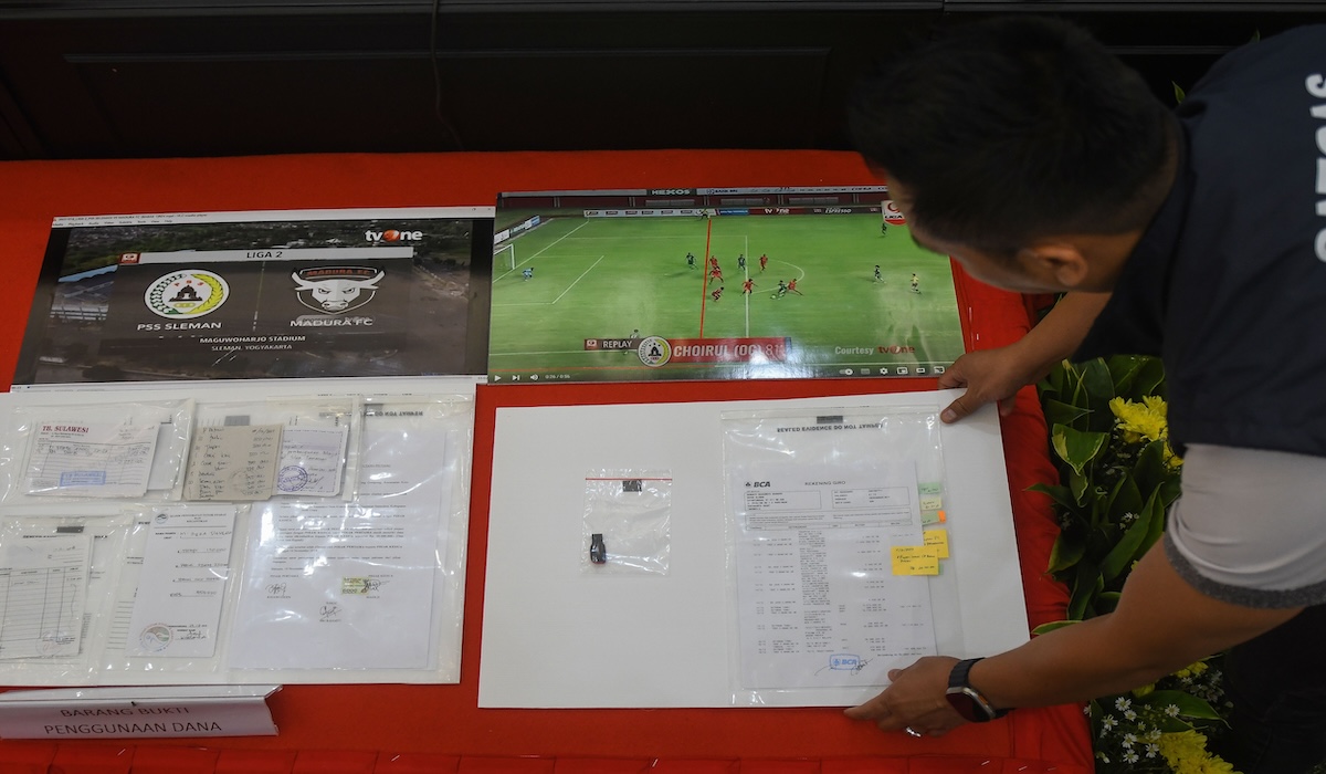 Petugas menata sejumlah barang bukti hasil pengungkapan kasus mafia bola