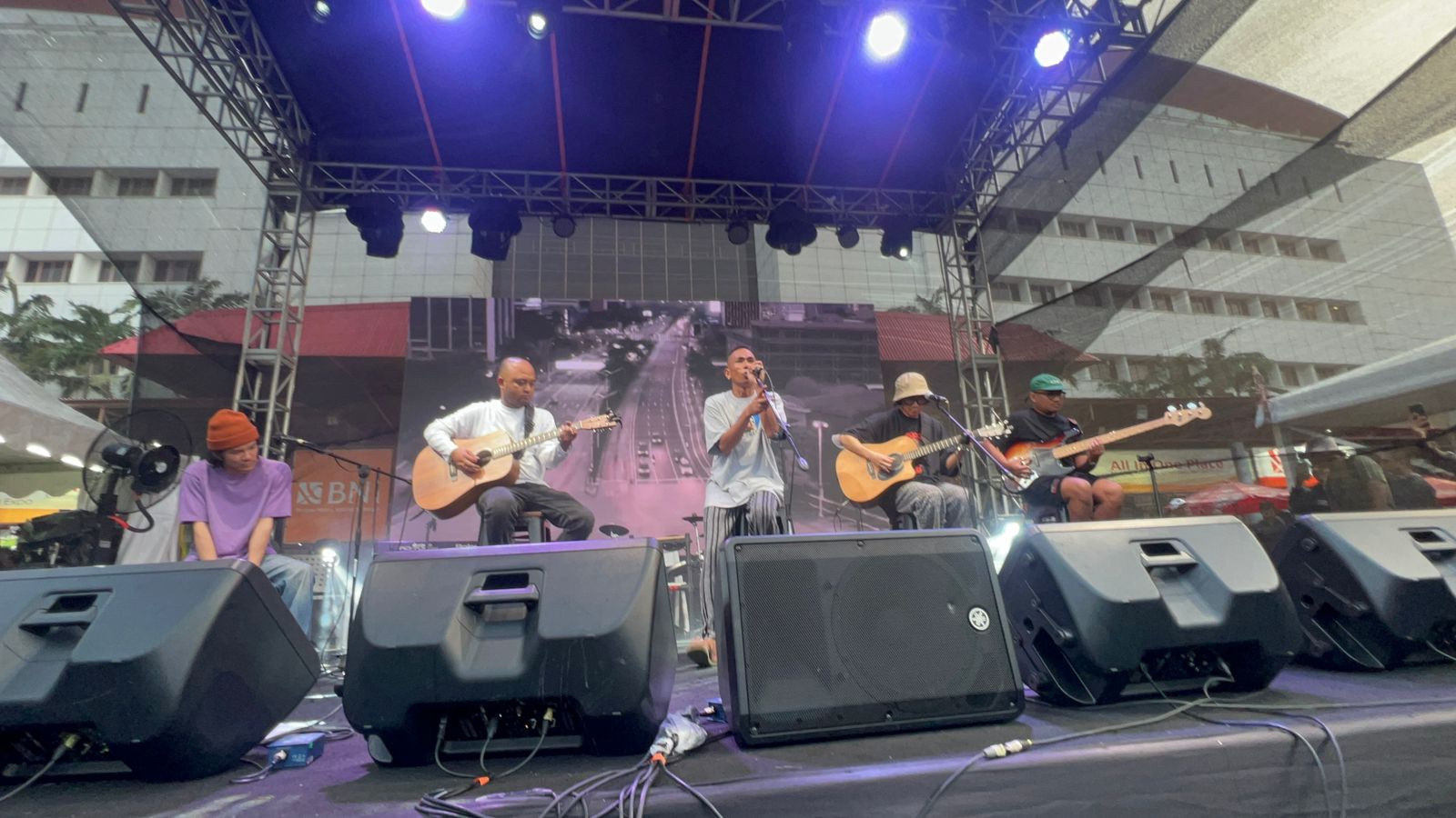 Aksi panggung grup band Fourtwnty yang siap tur ke tiga kota bulan depan.