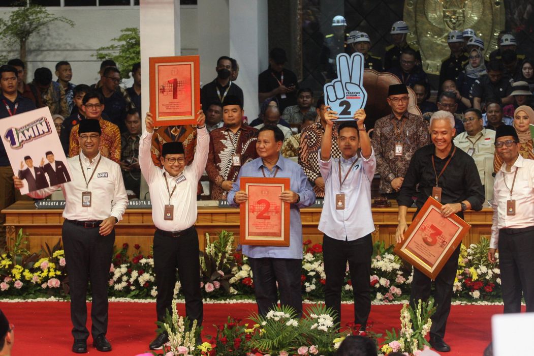 pasangan calon presiden dan calon wakil presiden mengikuti acara pengambilan nomor urut