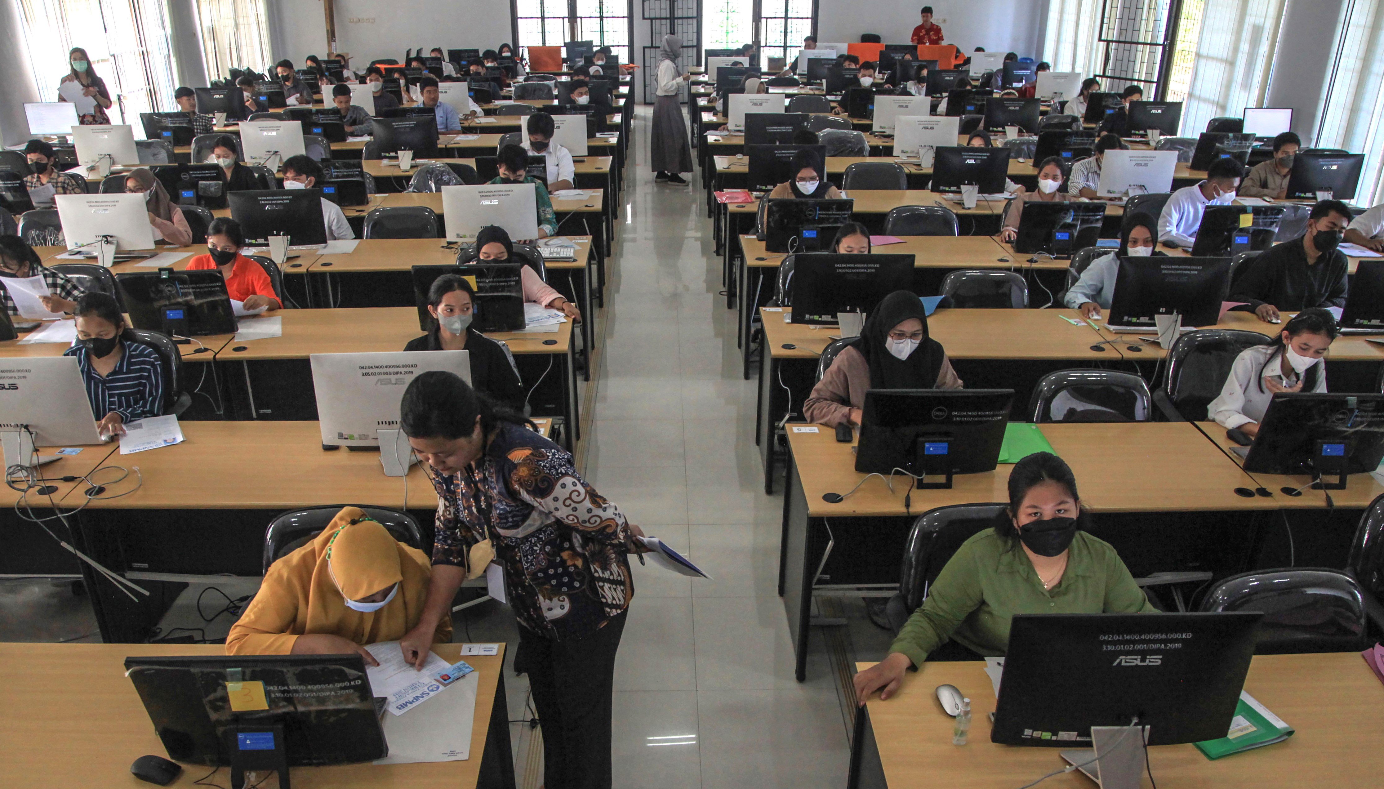 Calon mahasiswa saat mengikuti SNBT di Universitas Palangka Raya, Kalteng (9/5). 